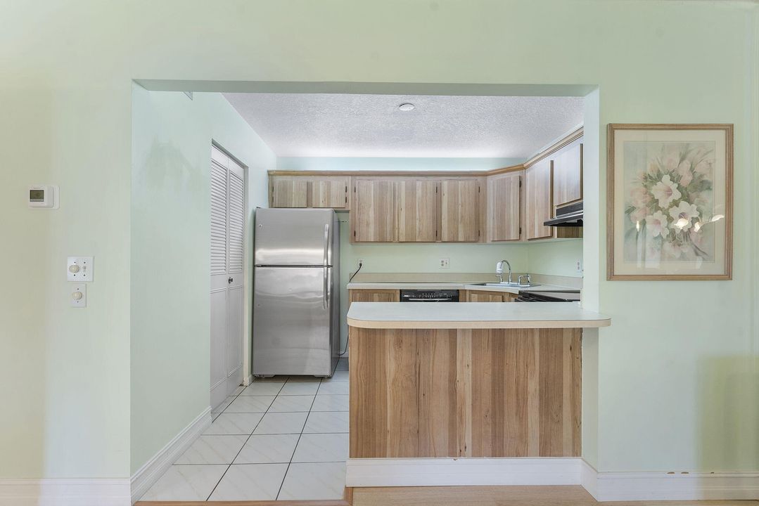 Active With Contract: $139,000 (2 beds, 2 baths, 937 Square Feet)