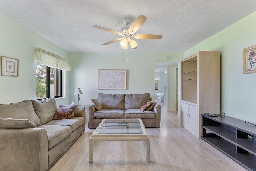 Active With Contract: $139,000 (2 beds, 2 baths, 937 Square Feet)