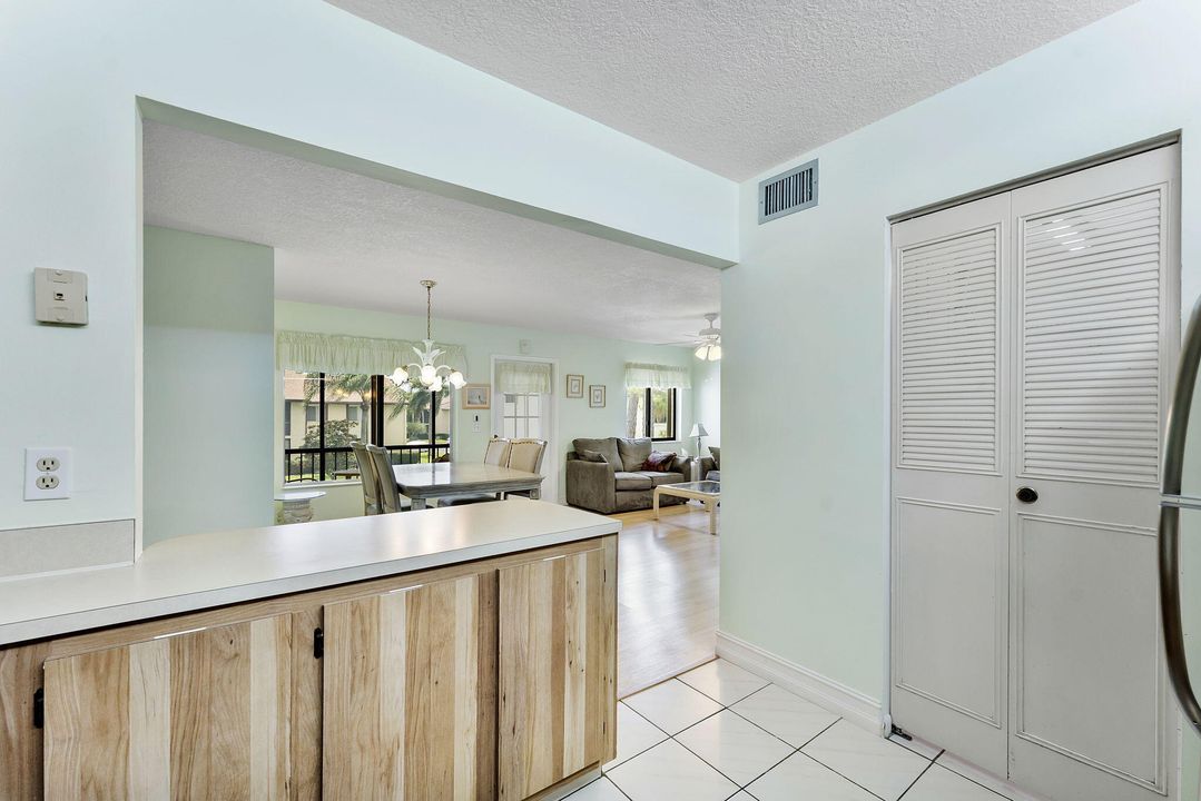 Active With Contract: $139,000 (2 beds, 2 baths, 937 Square Feet)