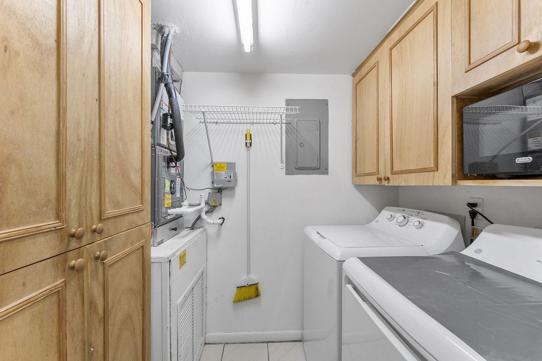 Active With Contract: $139,000 (2 beds, 2 baths, 937 Square Feet)