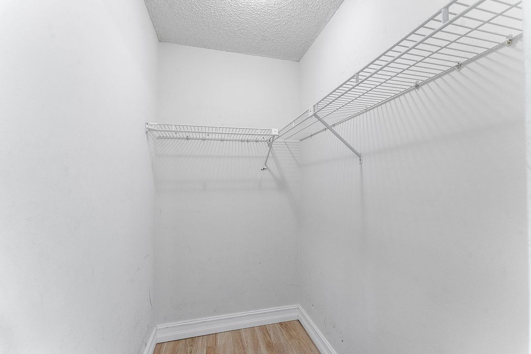 Active With Contract: $139,000 (2 beds, 2 baths, 937 Square Feet)