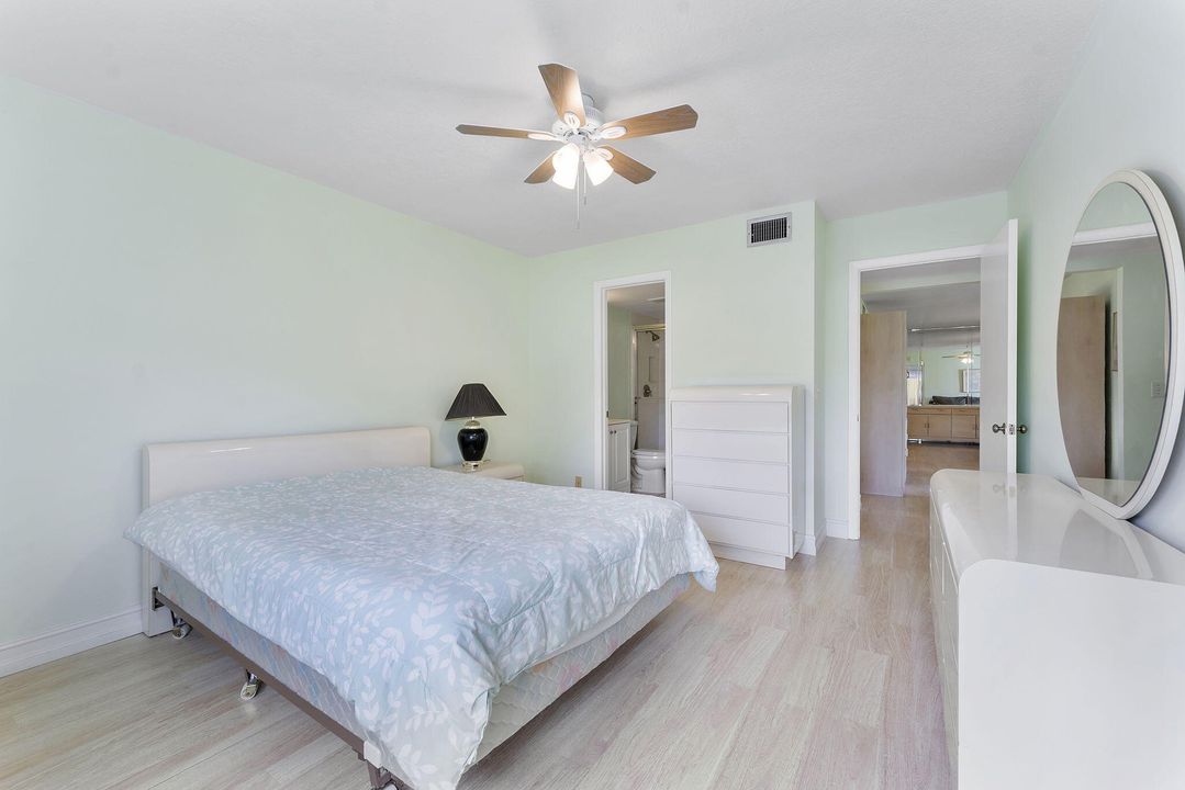 Active With Contract: $139,000 (2 beds, 2 baths, 937 Square Feet)