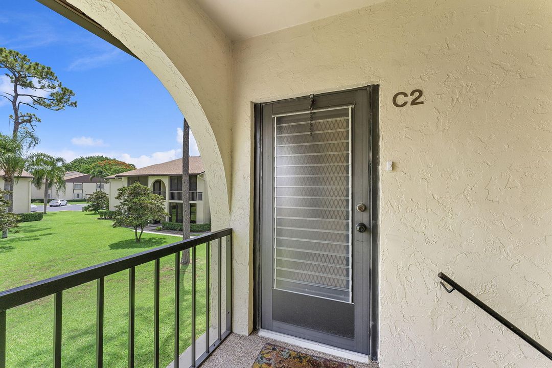 Active With Contract: $139,000 (2 beds, 2 baths, 937 Square Feet)