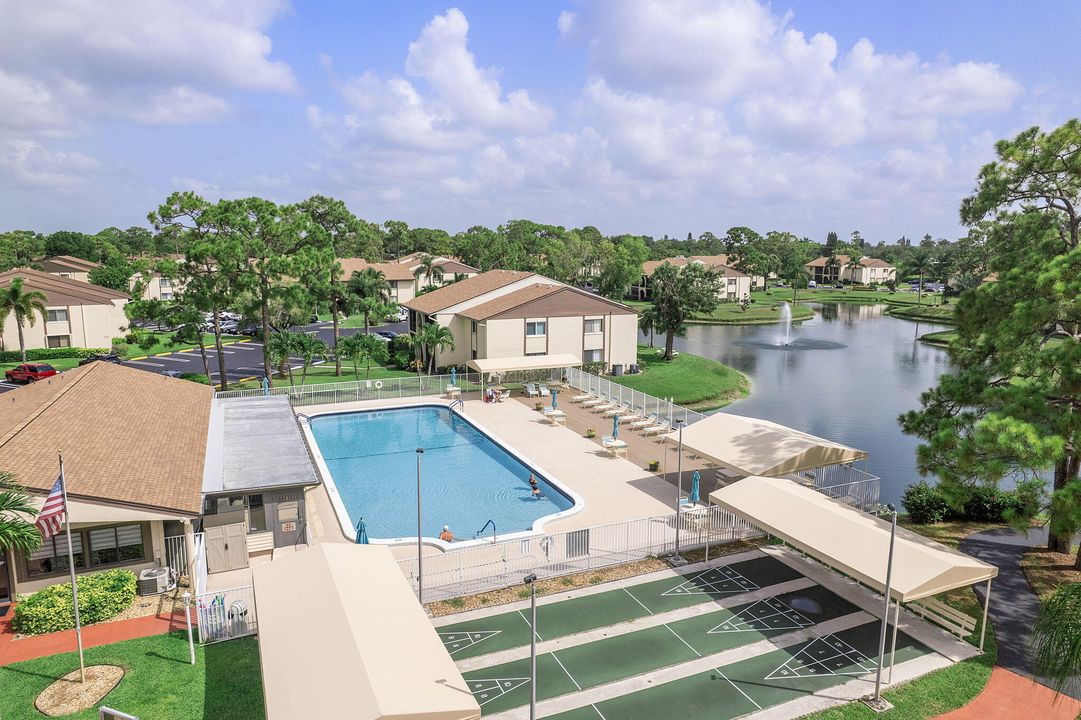 Active With Contract: $139,000 (2 beds, 2 baths, 937 Square Feet)