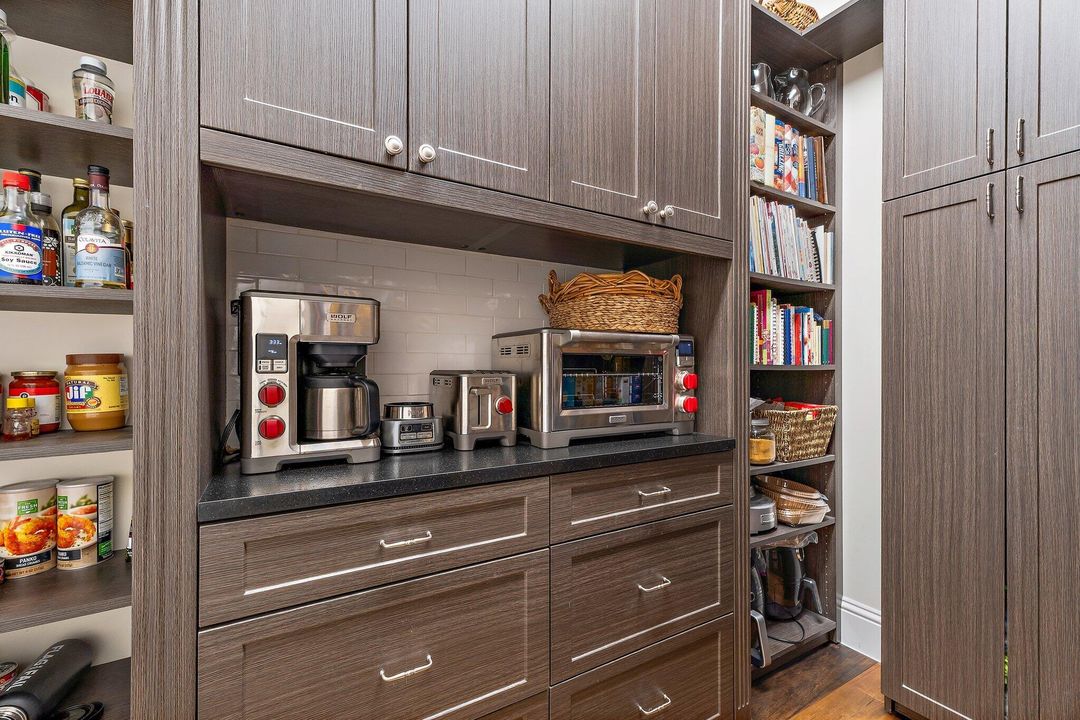 Active With Contract: $5,600,000 (4 beds, 4 baths, 5468 Square Feet)