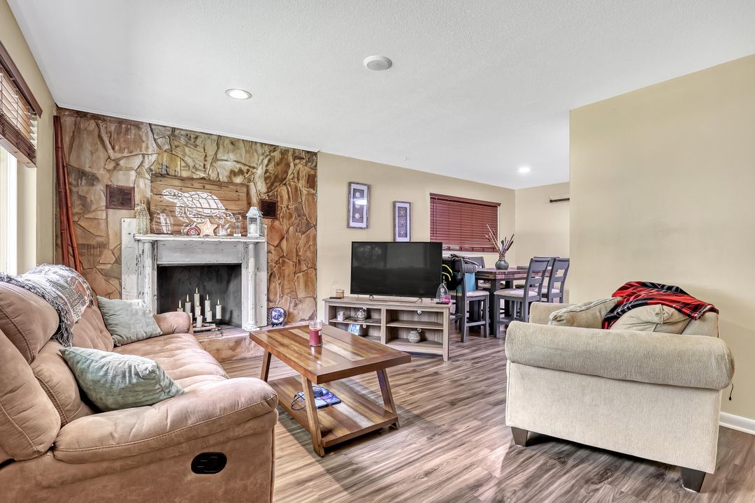 Activo con contrato: $799,000 (4 camas, 3 baños, 1880 Pies cuadrados)