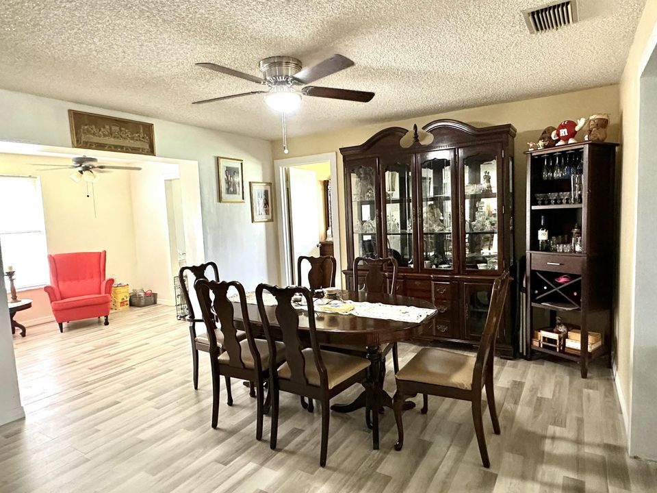 En Venta: $620,000 (4 camas, 2 baños, 3370 Pies cuadrados)