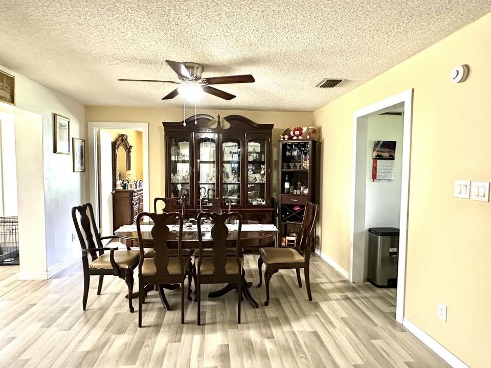 En Venta: $620,000 (4 camas, 2 baños, 3370 Pies cuadrados)