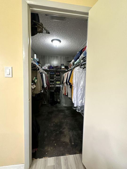 En Venta: $620,000 (4 camas, 2 baños, 3370 Pies cuadrados)