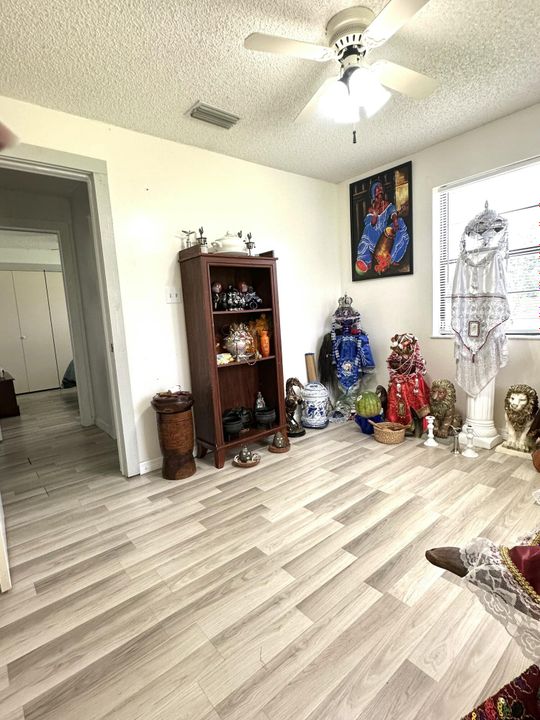 En Venta: $620,000 (4 camas, 2 baños, 3370 Pies cuadrados)