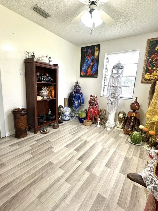 En Venta: $620,000 (4 camas, 2 baños, 3370 Pies cuadrados)