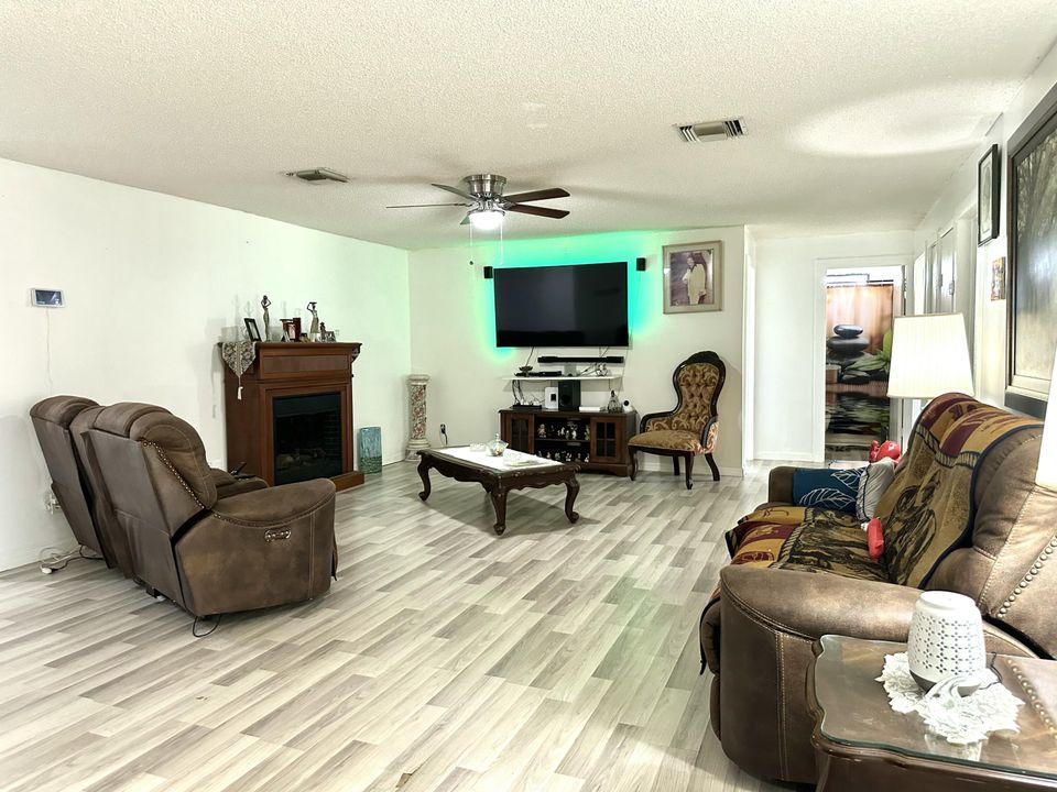 En Venta: $620,000 (4 camas, 2 baños, 3370 Pies cuadrados)