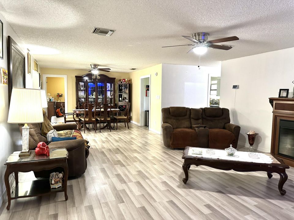 En Venta: $620,000 (4 camas, 2 baños, 3370 Pies cuadrados)