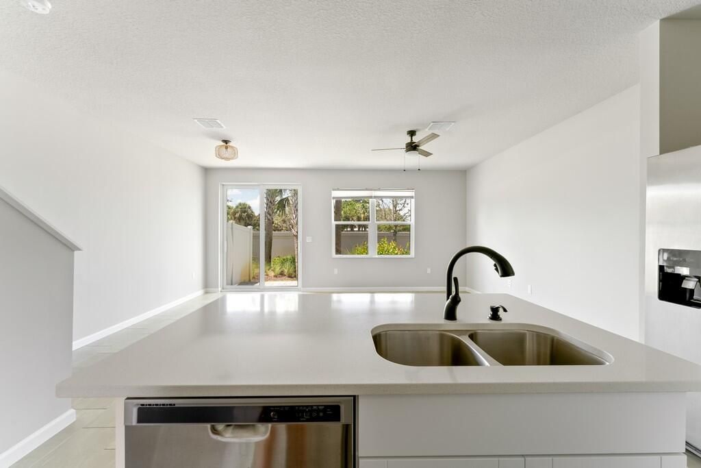 合同活跃: $2,699 (3 贝兹, 2 浴室, 1475 平方英尺)