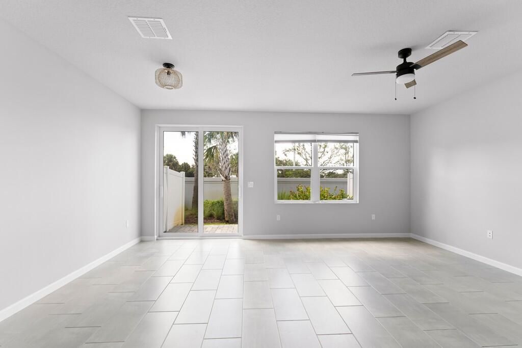 合同活跃: $2,699 (3 贝兹, 2 浴室, 1475 平方英尺)