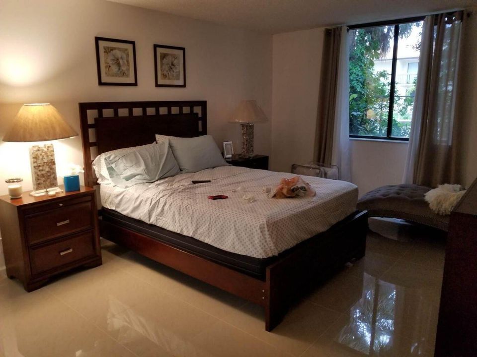 Active With Contract: $235,000 (2 beds, 2 baths, 1033 Square Feet)