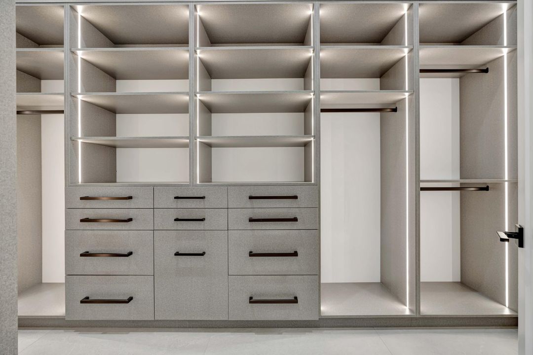 出租: $65,000 (7 贝兹, 8 浴室, 8475 平方英尺)