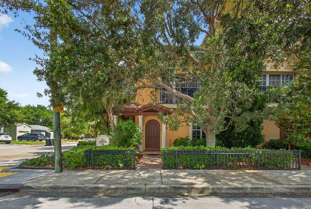 Недавно продано: $390,000 (2 спален, 2 ванн, 1467 Квадратных фут)