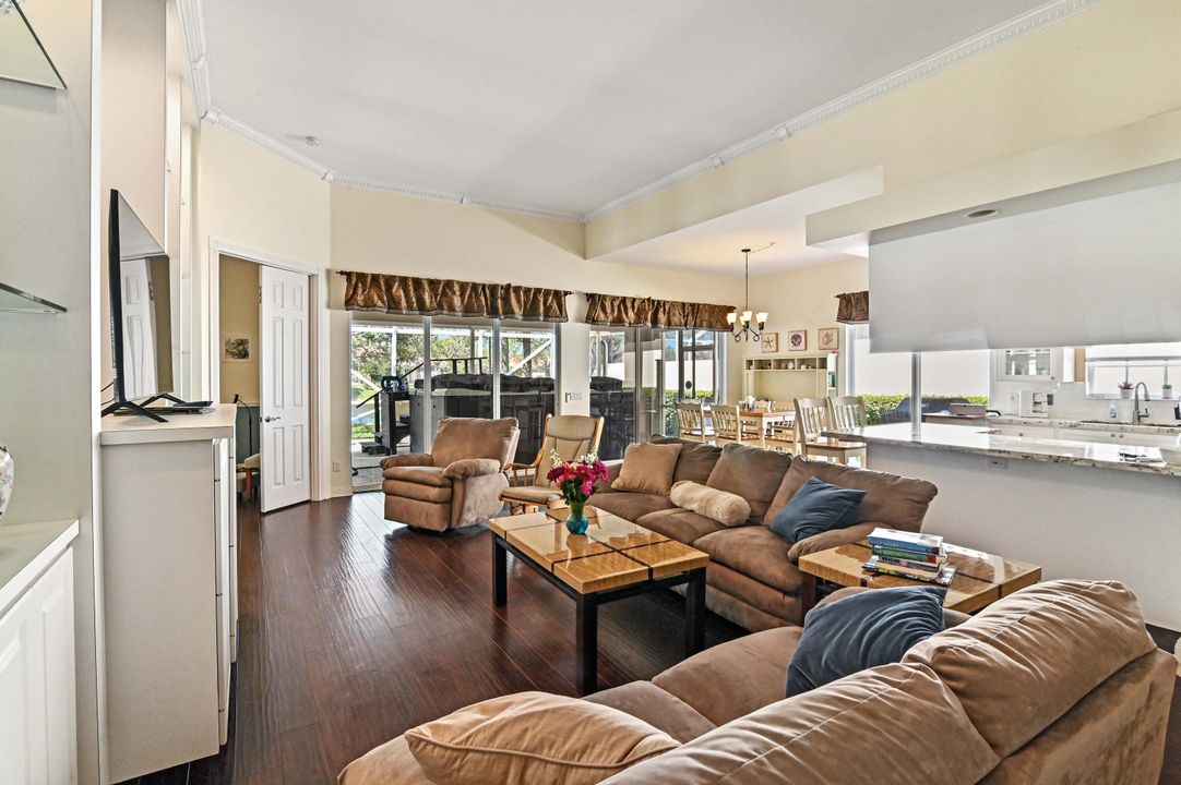 Под контрактом: $4,250 (3 спален, 2 ванн, 2084 Квадратных фут)