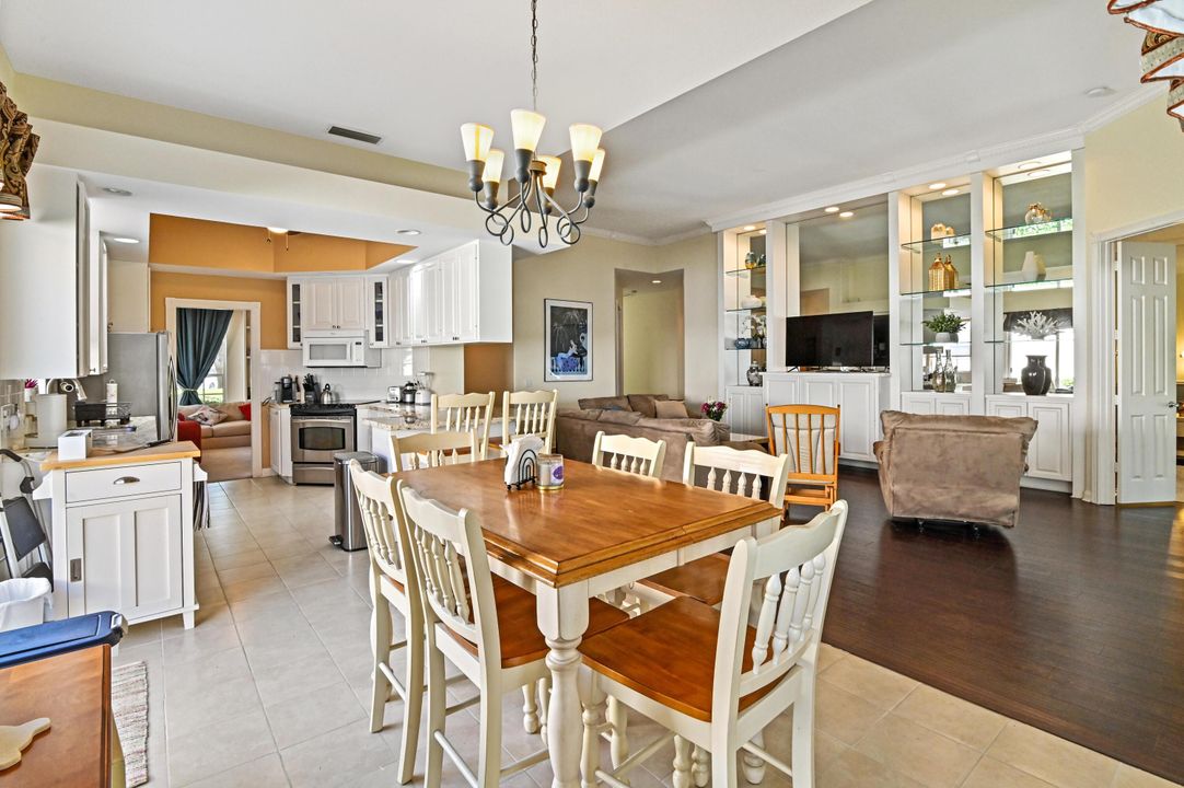 Под контрактом: $4,250 (3 спален, 2 ванн, 2084 Квадратных фут)