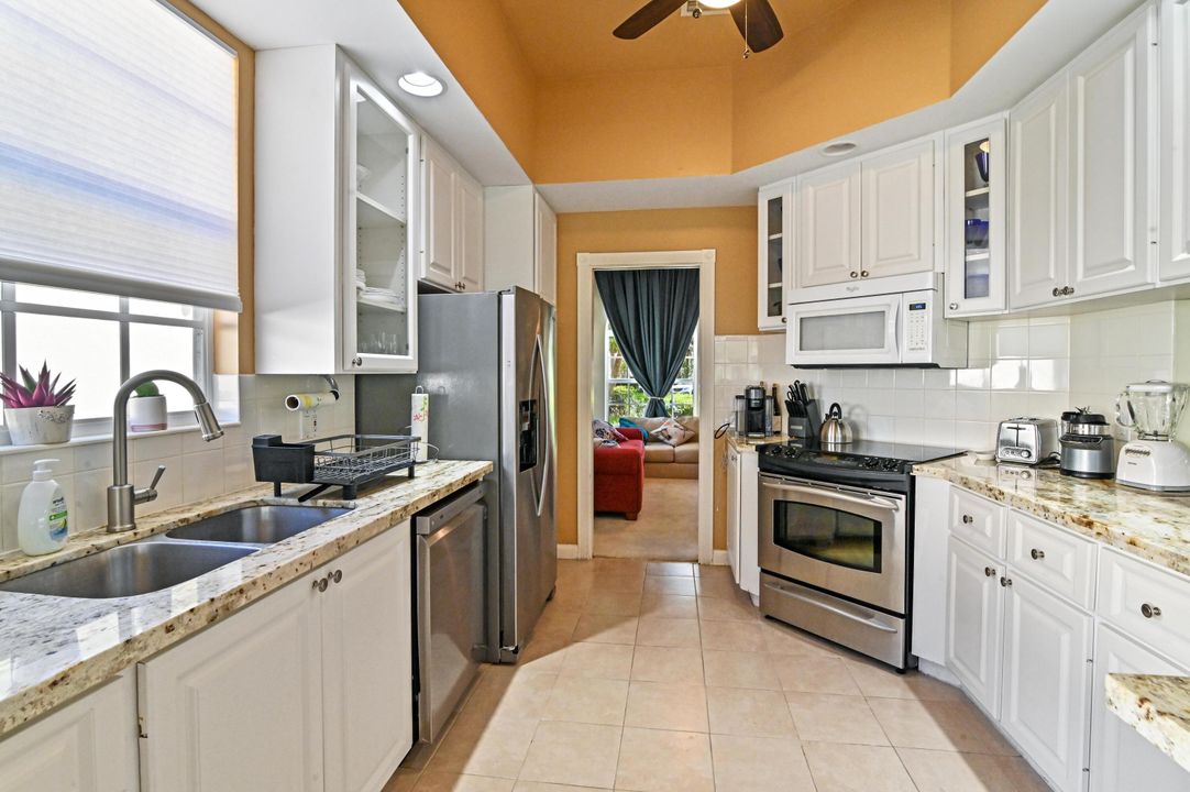 Под контрактом: $4,250 (3 спален, 2 ванн, 2084 Квадратных фут)