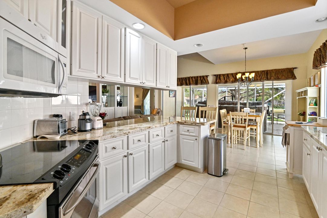 Под контрактом: $4,250 (3 спален, 2 ванн, 2084 Квадратных фут)