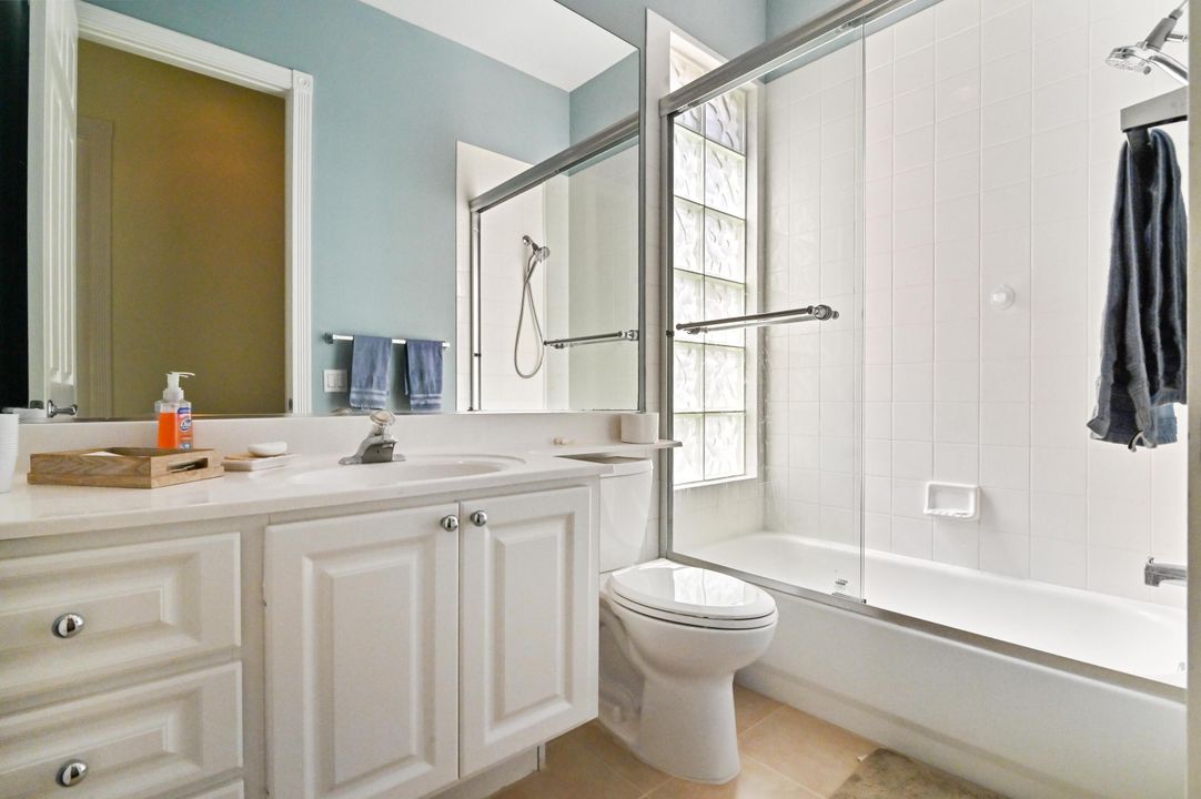 Под контрактом: $4,250 (3 спален, 2 ванн, 2084 Квадратных фут)