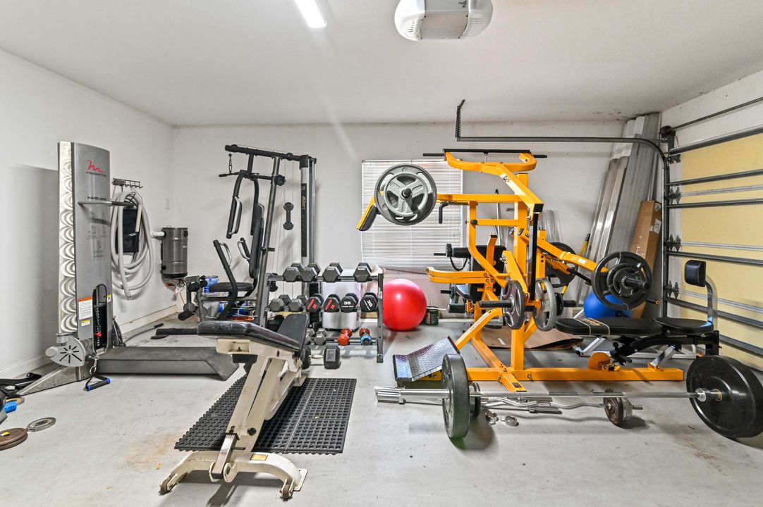 Под контрактом: $4,250 (3 спален, 2 ванн, 2084 Квадратных фут)