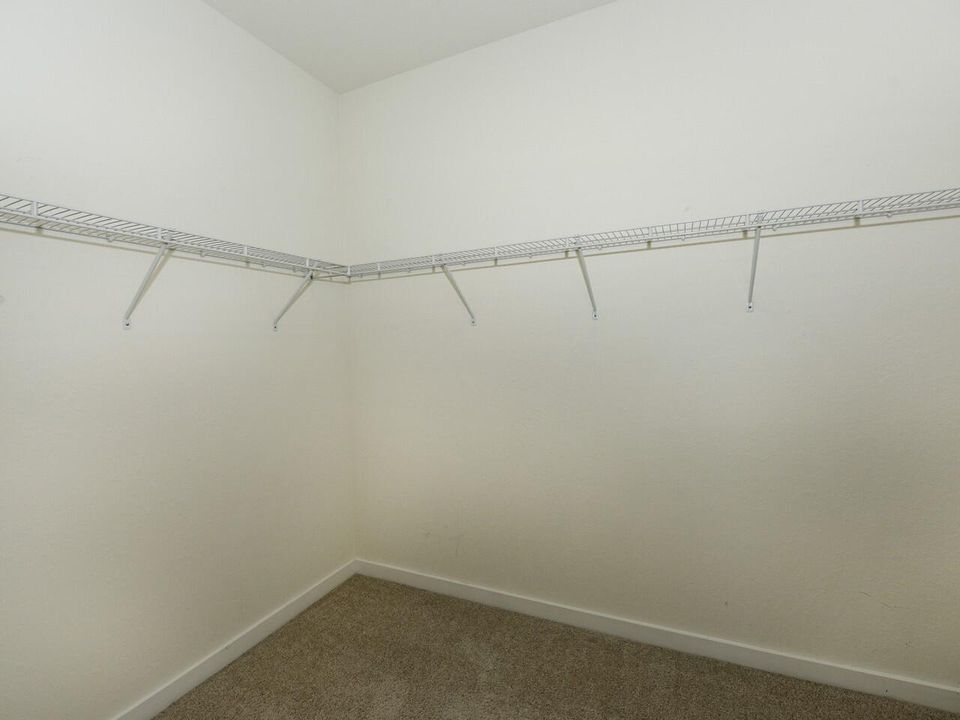 合同活跃: $489,000 (3 贝兹, 2 浴室, 1636 平方英尺)