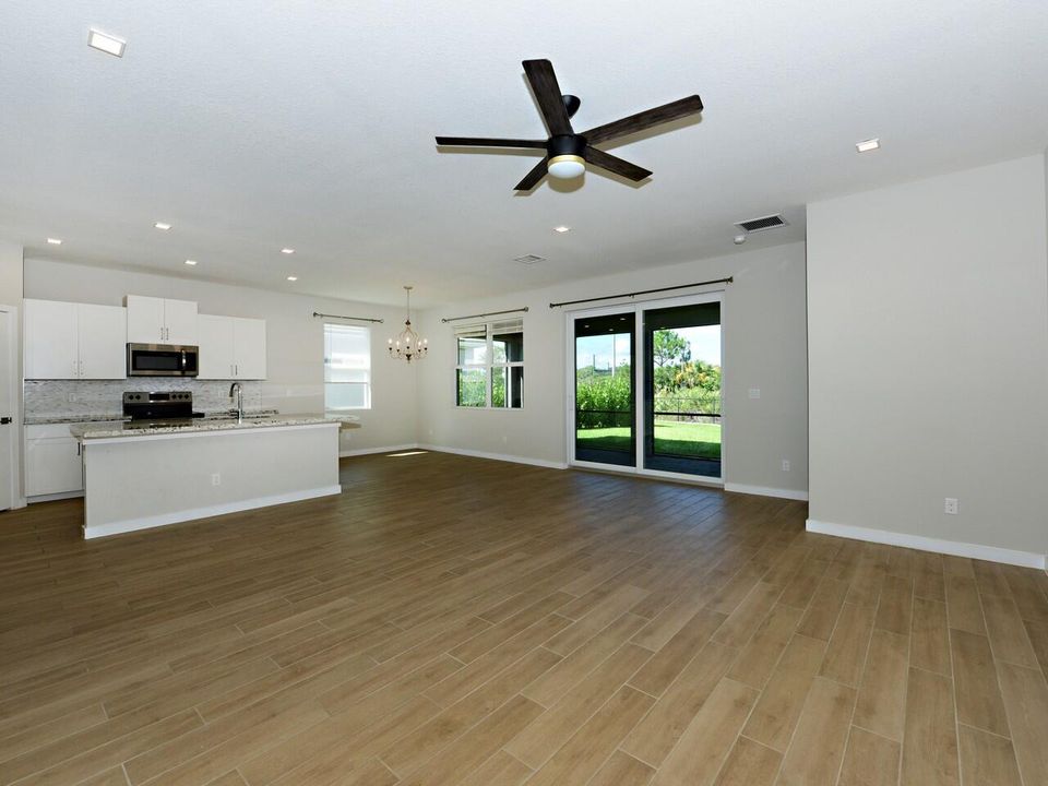 合同活跃: $489,000 (3 贝兹, 2 浴室, 1636 平方英尺)