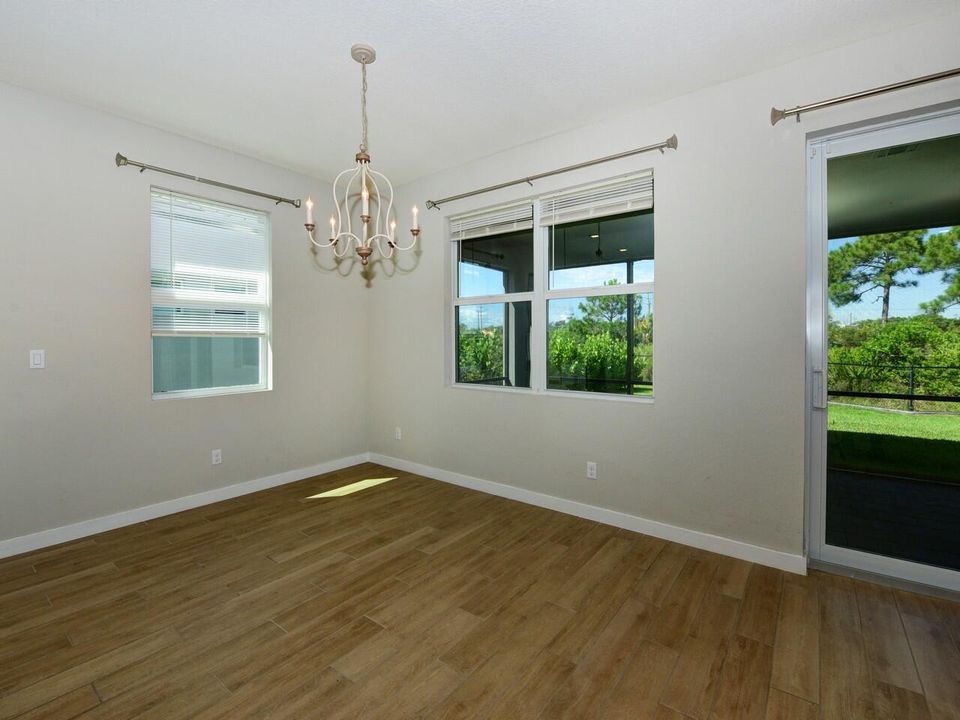 合同活跃: $489,000 (3 贝兹, 2 浴室, 1636 平方英尺)