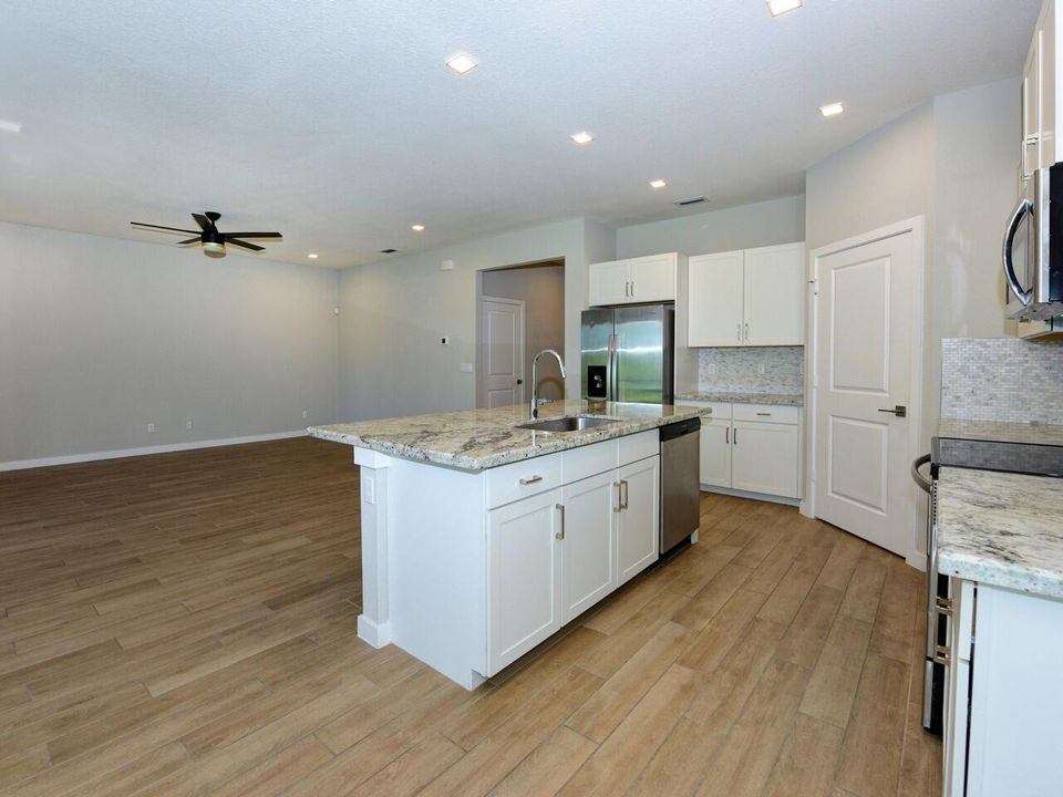 合同活跃: $489,000 (3 贝兹, 2 浴室, 1636 平方英尺)