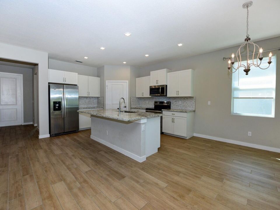 合同活跃: $489,000 (3 贝兹, 2 浴室, 1636 平方英尺)