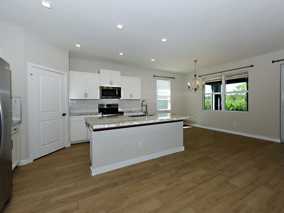 合同活跃: $489,000 (3 贝兹, 2 浴室, 1636 平方英尺)