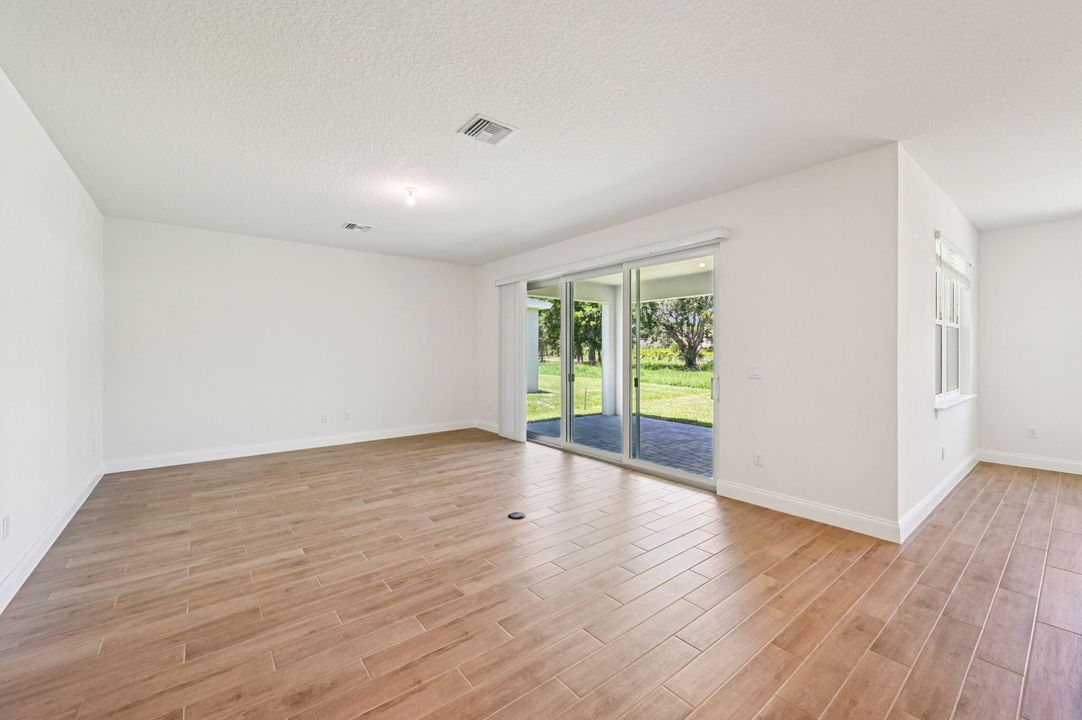 合同活跃: $457,140 (3 贝兹, 2 浴室, 2181 平方英尺)