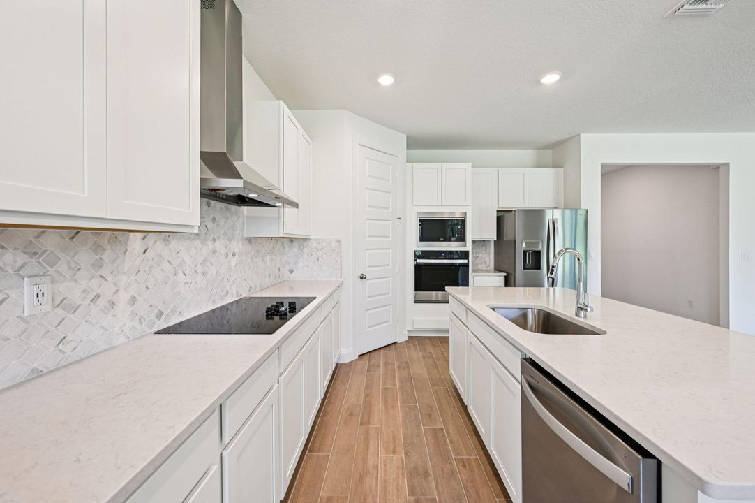 合同活跃: $457,140 (3 贝兹, 2 浴室, 2181 平方英尺)