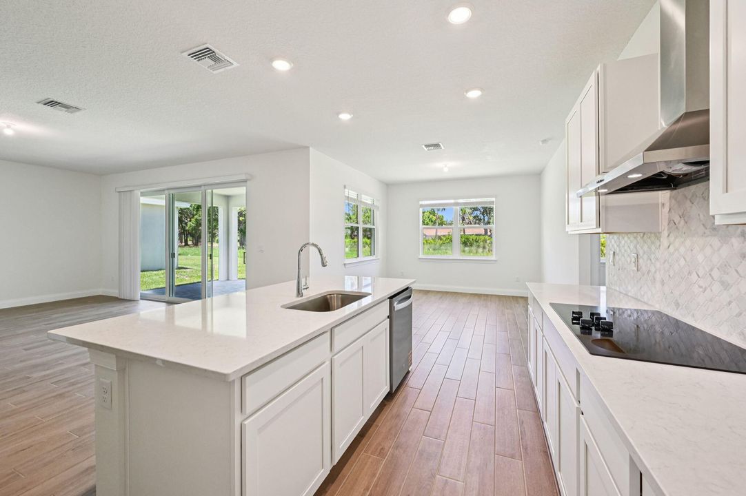 合同活跃: $457,140 (3 贝兹, 2 浴室, 2181 平方英尺)