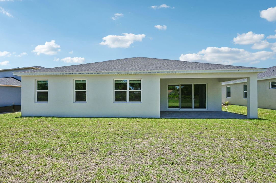 合同活跃: $457,140 (3 贝兹, 2 浴室, 2181 平方英尺)