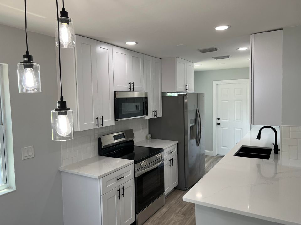 For Sale: $240,000 (3 beds, 1 baths, 816 Square Feet)