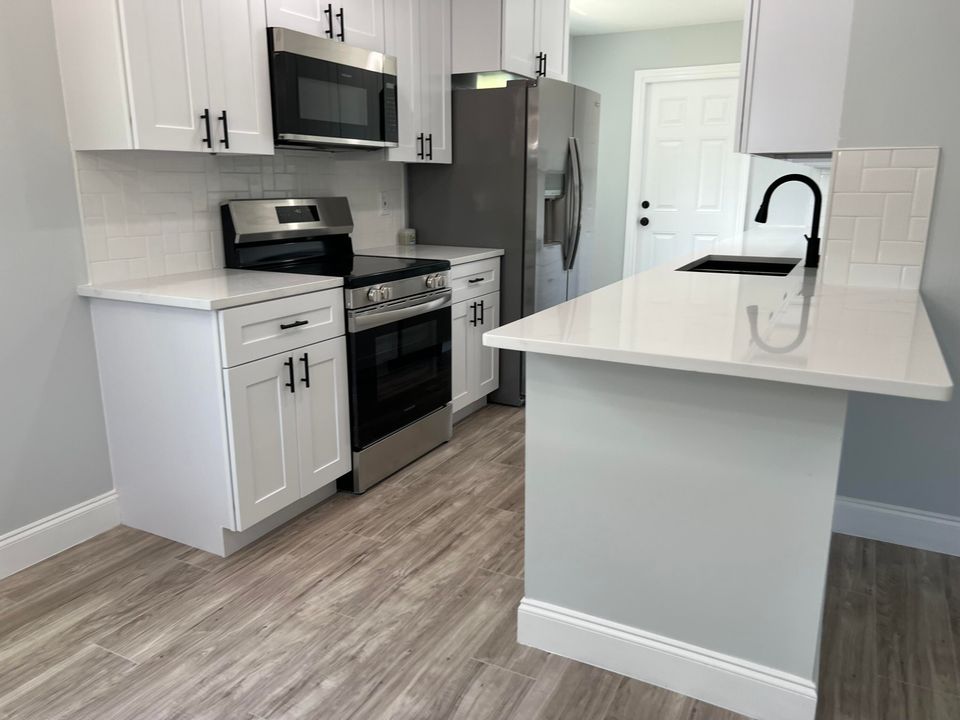 For Sale: $240,000 (3 beds, 1 baths, 816 Square Feet)