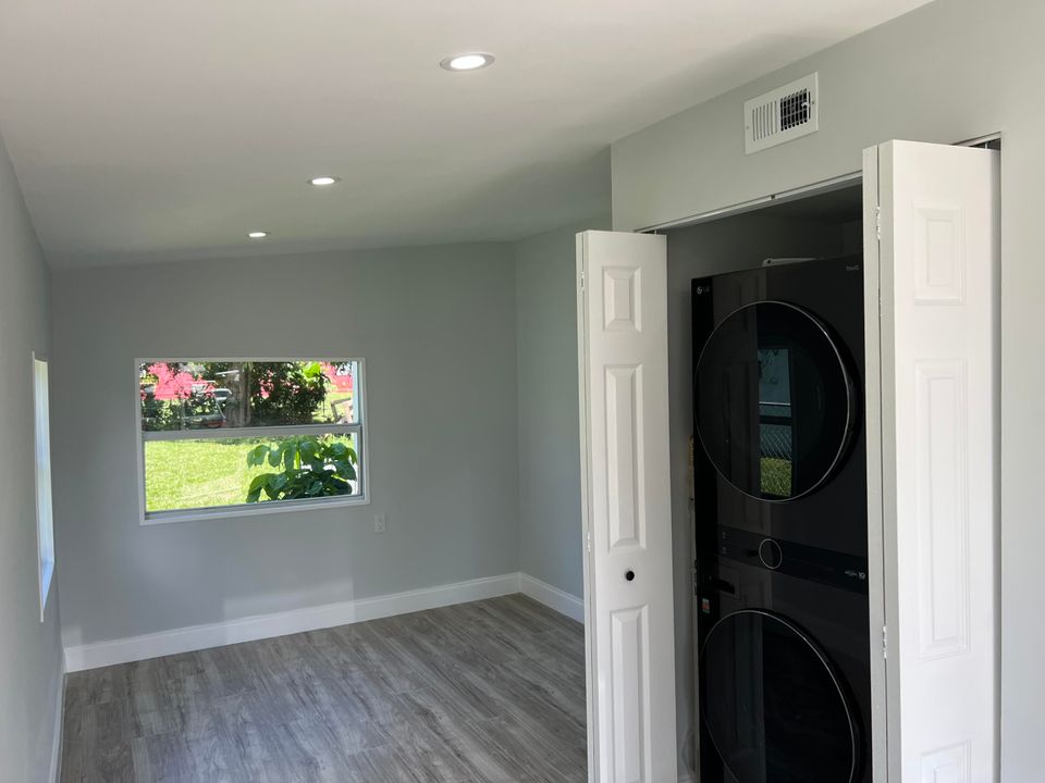 For Sale: $240,000 (3 beds, 1 baths, 816 Square Feet)