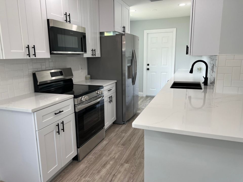 For Sale: $240,000 (3 beds, 1 baths, 816 Square Feet)