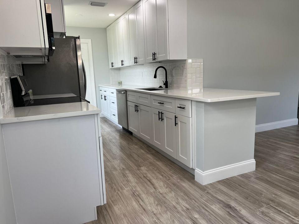 For Sale: $240,000 (3 beds, 1 baths, 816 Square Feet)