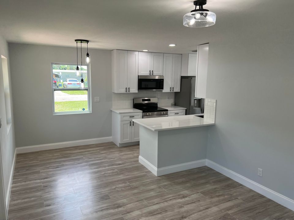 For Sale: $240,000 (3 beds, 1 baths, 816 Square Feet)