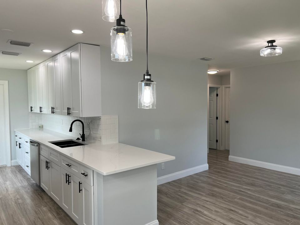 For Sale: $240,000 (3 beds, 1 baths, 816 Square Feet)