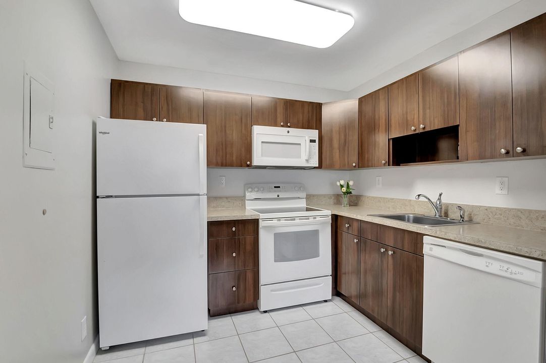 For Sale: $99,000 (1 beds, 1 baths, 760 Square Feet)