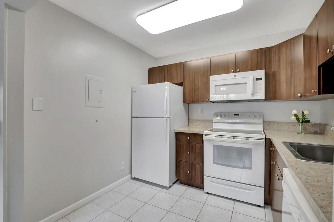For Sale: $99,000 (1 beds, 1 baths, 760 Square Feet)