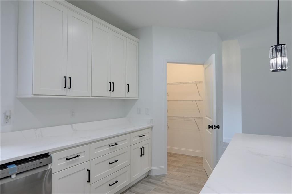 合同活跃: $390,000 (3 贝兹, 2 浴室, 1645 平方英尺)