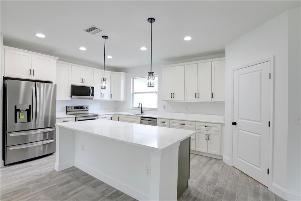 合同活跃: $390,000 (3 贝兹, 2 浴室, 1645 平方英尺)