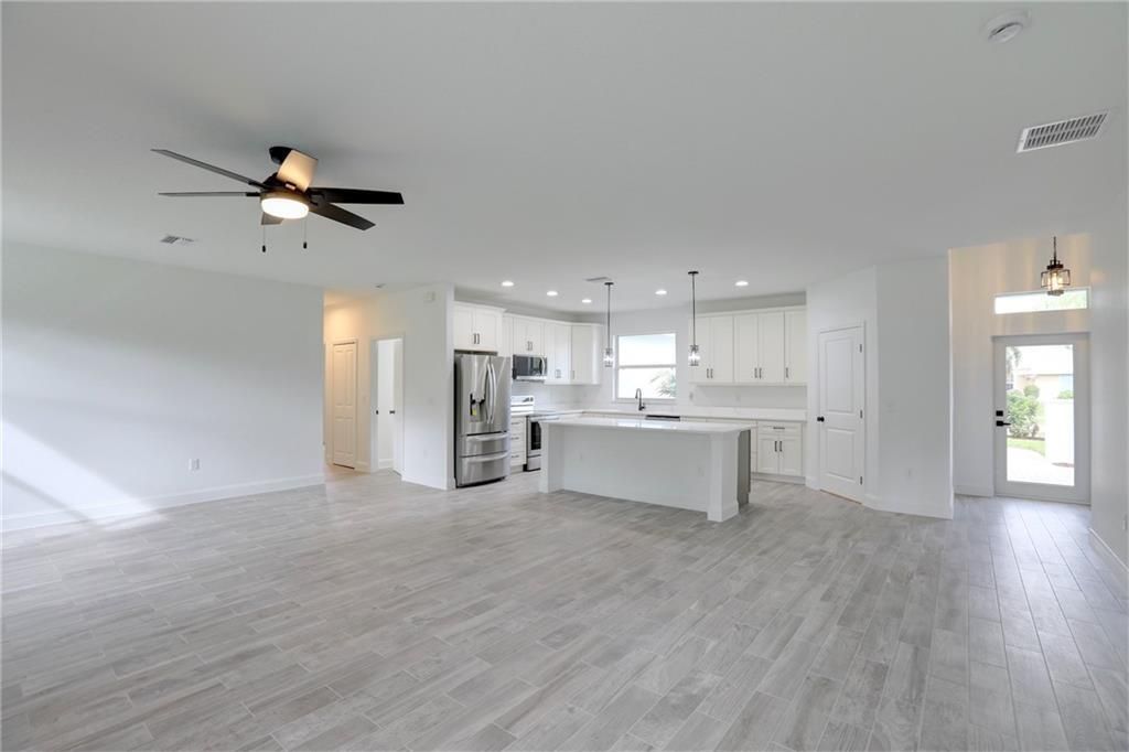 合同活跃: $390,000 (3 贝兹, 2 浴室, 1645 平方英尺)